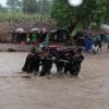 Sigap Hadapi Banjir, Satgas Yonif 741/GN Bantu Warga Seberangi Sungai Welaus di Perbatasan