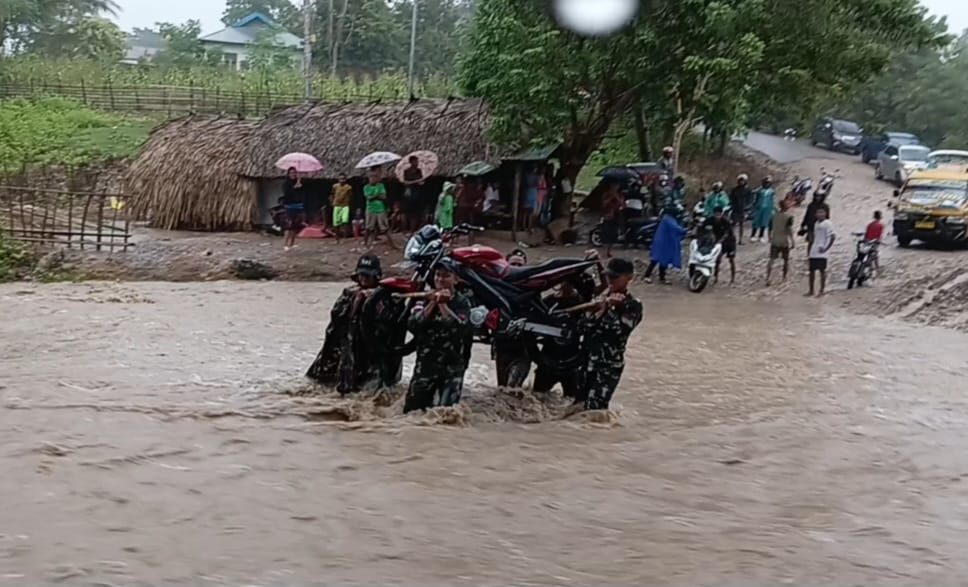 Sigap Hadapi Banjir, Satgas Yonif 741/GN Bantu Warga Seberangi Sungai Welaus di Perbatasan