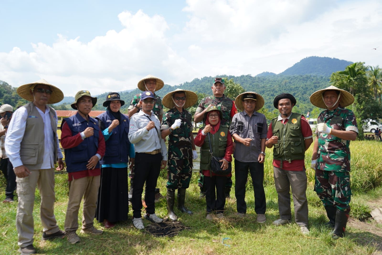 Panen Raya Padi Bersama TNI AD, Pangdam IX/Udayana : Langkah Menuju Kesejahteraan Petani