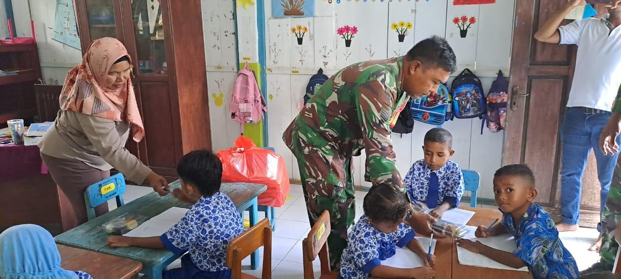 Babinsa Koramil 1805-01/Waisai Kawal Distribusi Program Makan Bergizi untuk Siswa SD di Raja Ampat