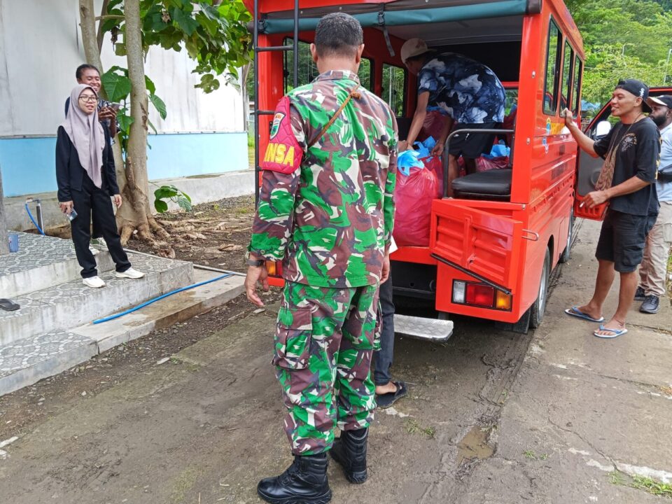 Babinsa Koramil 1805-01/Waisai Kawal Distribusi Program Makan Bergizi untuk Siswa SD di Raja Ampat