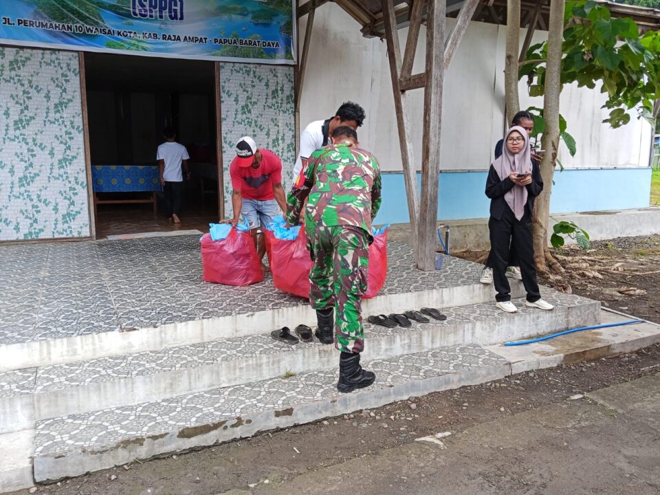 Babinsa Koramil 1805-01/Waisai Kawal Distribusi Program Makan Bergizi untuk Siswa SD di Raja Ampat