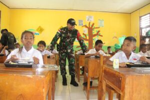 Pos Maubusa Satgas Yonif 741/GN Berbagi Kasih Melalui Program Makan Bergizi untuk Anak Sekolah Perbatasan