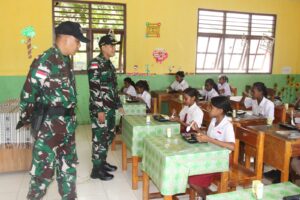 Pos Maubusa Satgas Yonif 741/GN Berbagi Kasih Melalui Program Makan Bergizi untuk Anak Sekolah Perbatasan