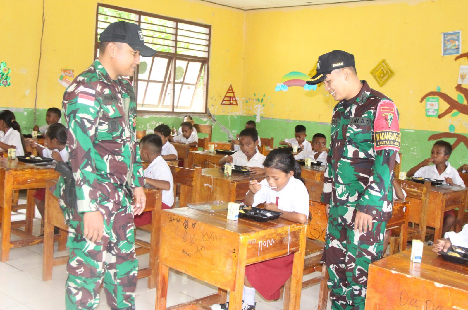 Pos Maubusa Satgas Yonif 741/GN Berbagi Kasih Melalui Program Makan Bergizi untuk Anak Sekolah Perbatasan