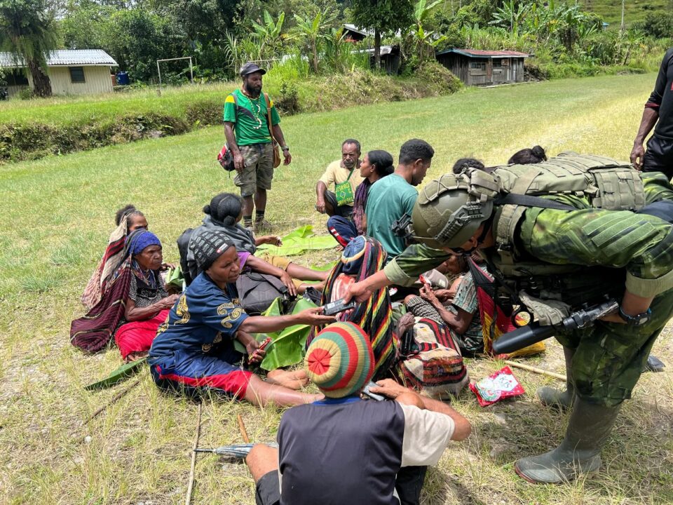 Satgas Koops TNI Habema Kogabwilhan III Berhasil Evakuasi Jenazah Guru Korban Pembunuhan OPM di Distrik Anggruk Kab. Yahukimo