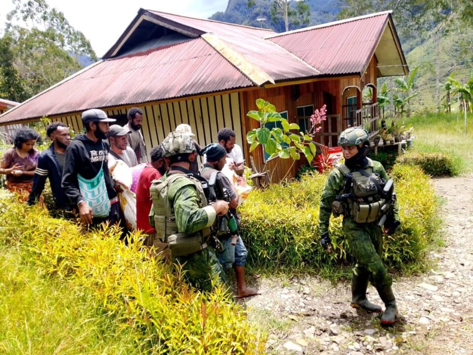 Satgas Koops TNI Habema Kogabwilhan III Berhasil Evakuasi Jenazah Guru Korban Pembunuhan OPM di Distrik Anggruk Kab. Yahukimo