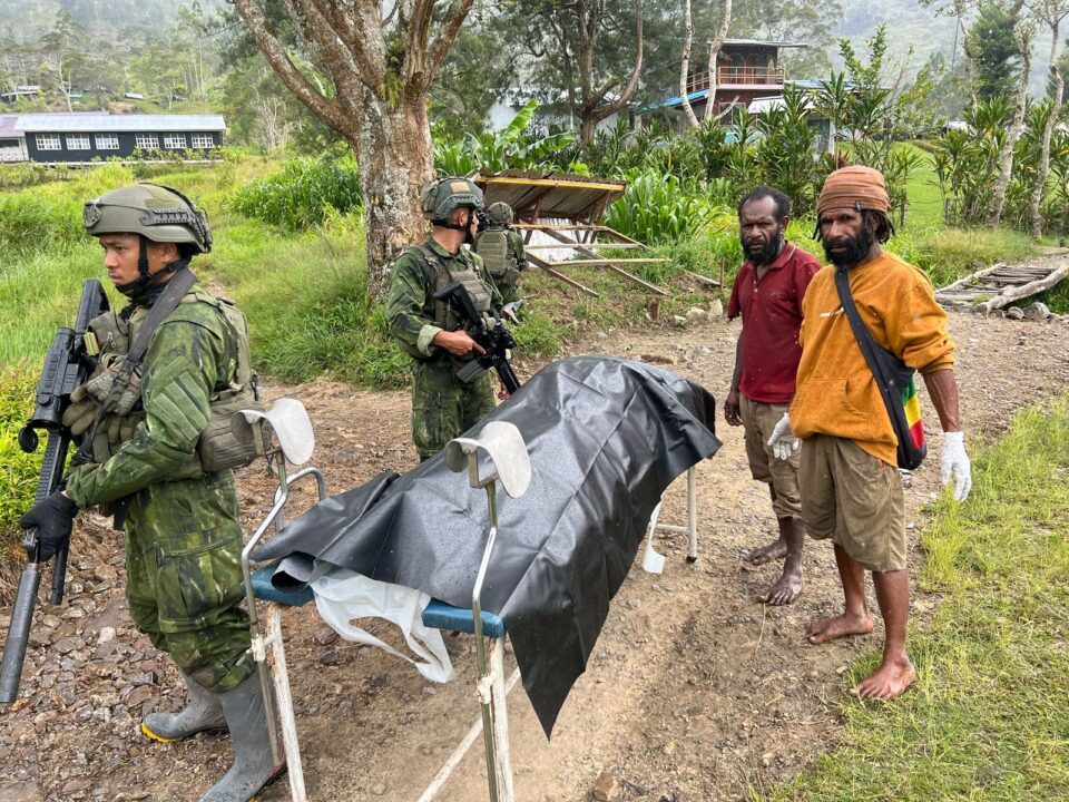 Satgas Koops TNI Habema Kogabwilhan III Berhasil Evakuasi Jenazah Guru Korban Pembunuhan OPM di Distrik Anggruk Kab. Yahukimo