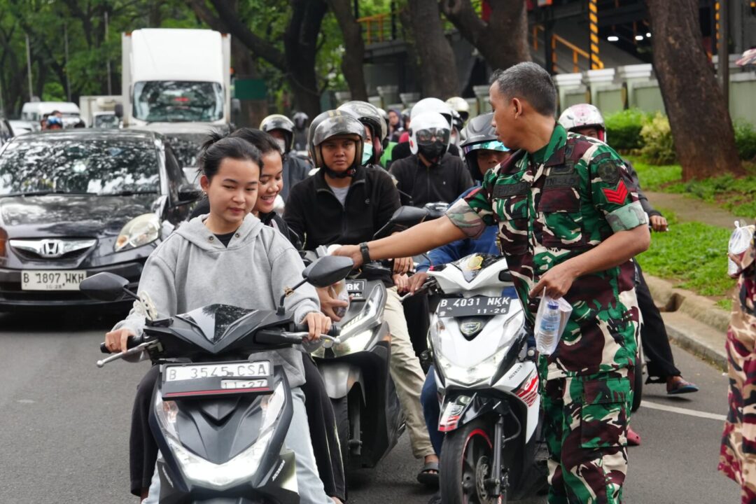 Di Penghujung Ramadan, Korem 052/Wkr Berbagi 10.000 Takjil Gratis