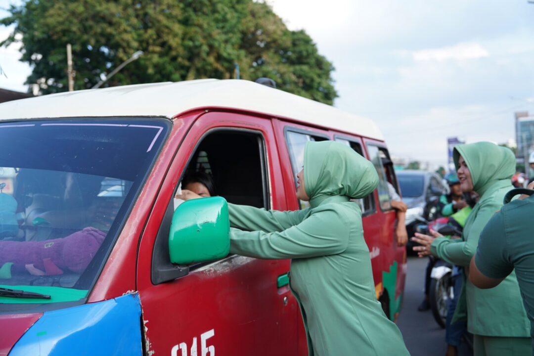Berbagi Berkah Ramadhan, Keluarga Besar TNI-Polri wilayah Sumbagsel Bagikan Takjil ke Pengguna Jalan