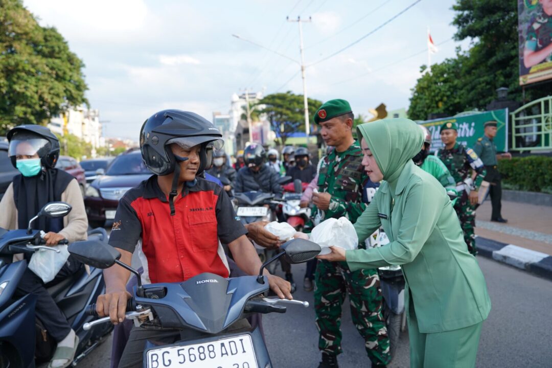 Berbagi Berkah Ramadhan, Keluarga Besar TNI-Polri wilayah Sumbagsel Bagikan Takjil ke Pengguna Jalan