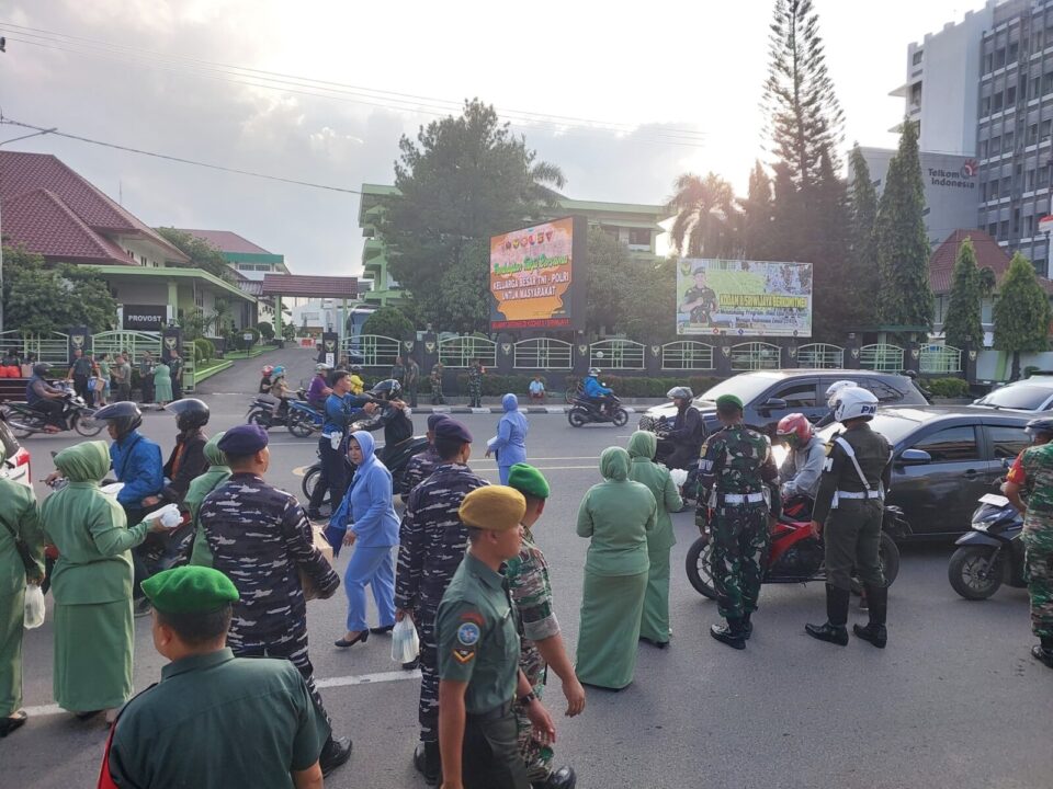 Berbagi Berkah Ramadhan, Keluarga Besar TNI-Polri wilayah Sumbagsel Bagikan Takjil ke Pengguna Jalan