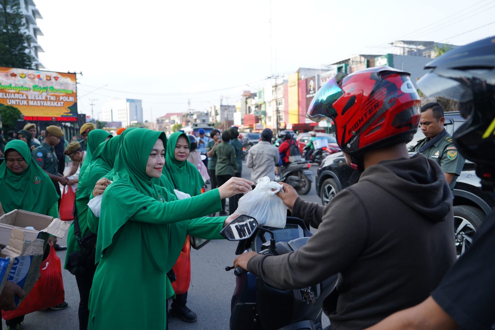Berbagi Berkah Ramadhan, Keluarga Besar TNI-Polri wilayah Sumbagsel Bagikan Takjil ke Pengguna Jalan