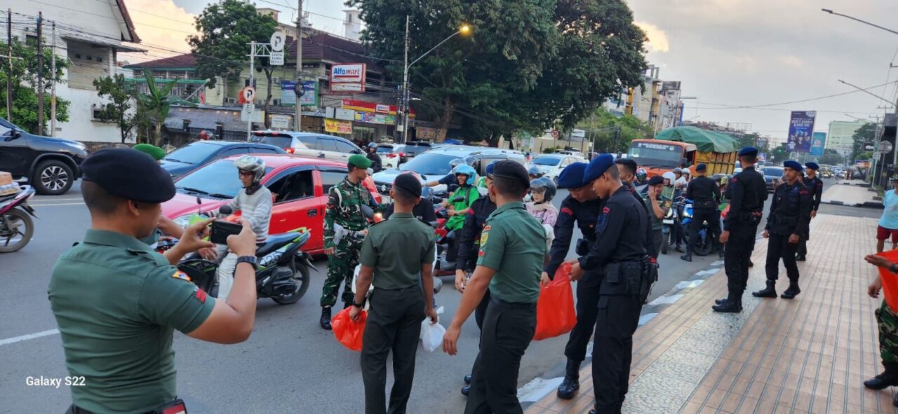Berbagi Berkah Ramadhan, Keluarga Besar TNI-Polri wilayah Sumbagsel Bagikan Takjil ke Pengguna Jalan