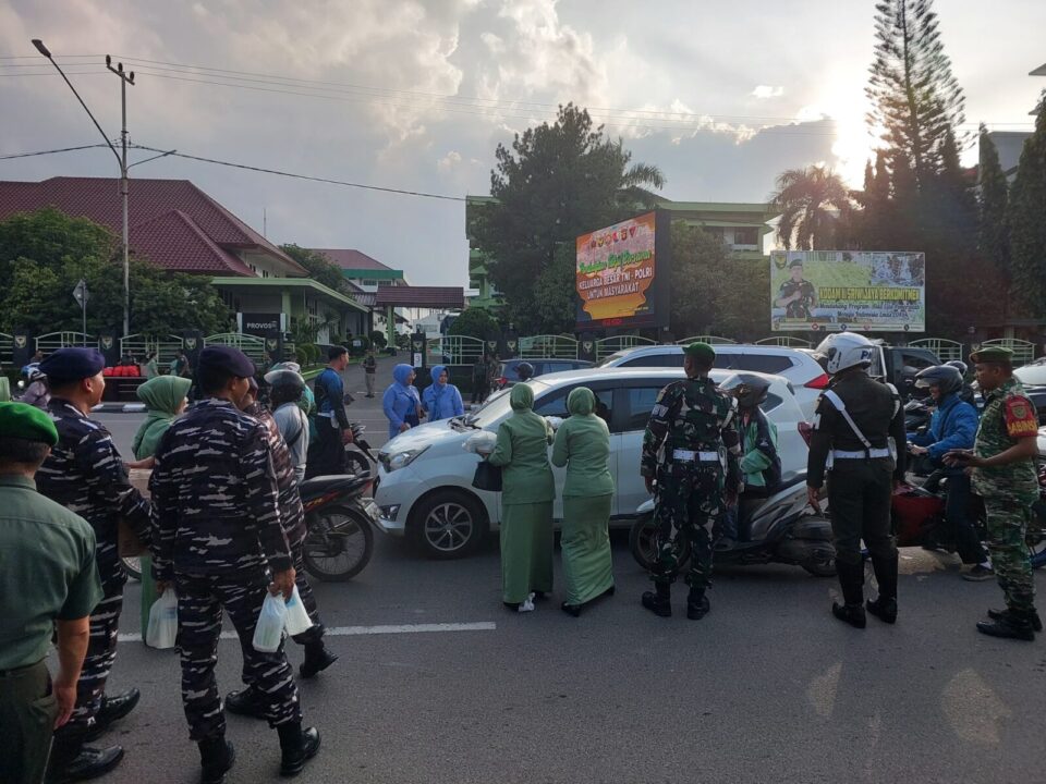 Berbagi Berkah Ramadhan, Keluarga Besar TNI-Polri wilayah Sumbagsel Bagikan Takjil ke Pengguna Jalan