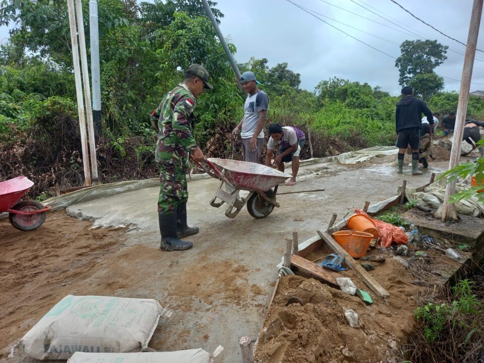 Dukung Pembangunan Dan Tingkatkan Kesejahteraan Masyarakat Babinsa Beringin Bantu Warga Bangun Jalan Setapak