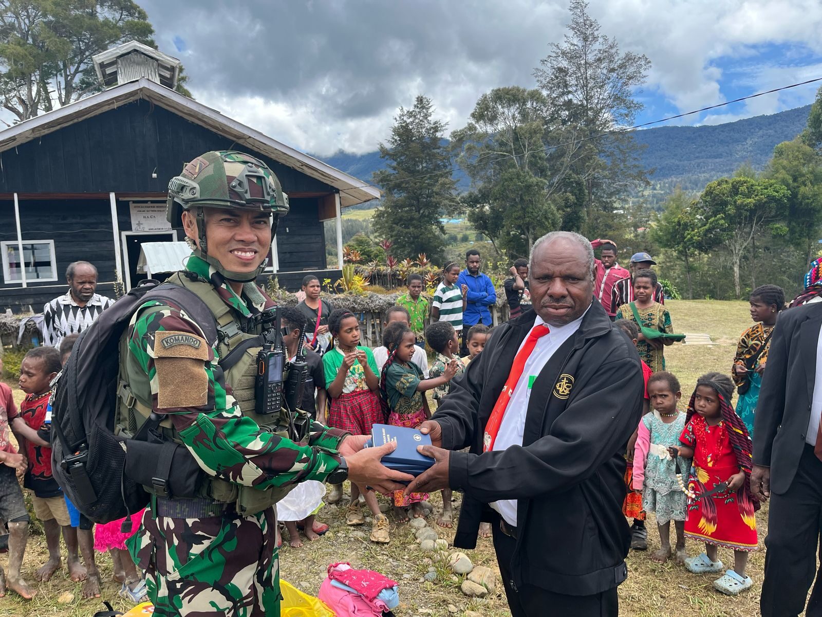 Suara Firman di Tanah Papua: TNI Menebarkan Kasih Lewat Alkitab