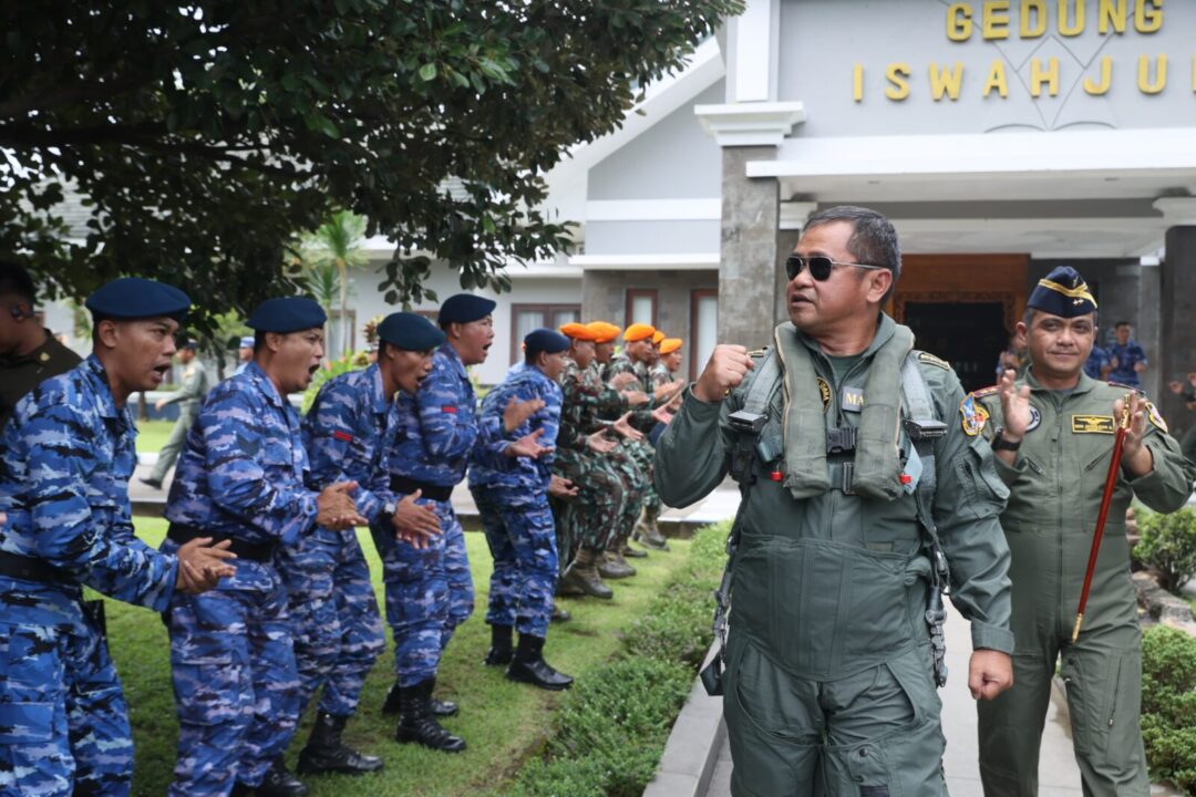 Kasad Dianugerahi Wing Kehormatan Penerbang Kelas 1 TNI AU