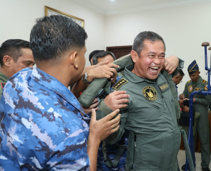 Kasad Dianugerahi Wing Kehormatan Penerbang Kelas 1 TNI AU