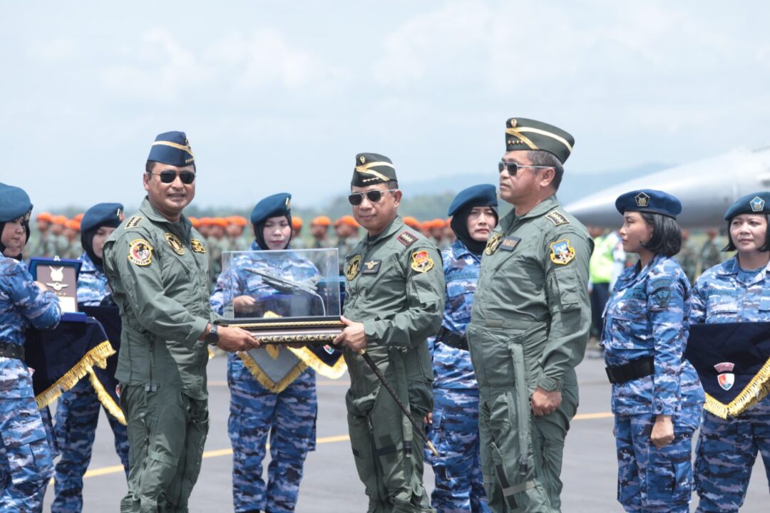 Kasad Dianugerahi Wing Kehormatan Penerbang Kelas 1 TNI AU