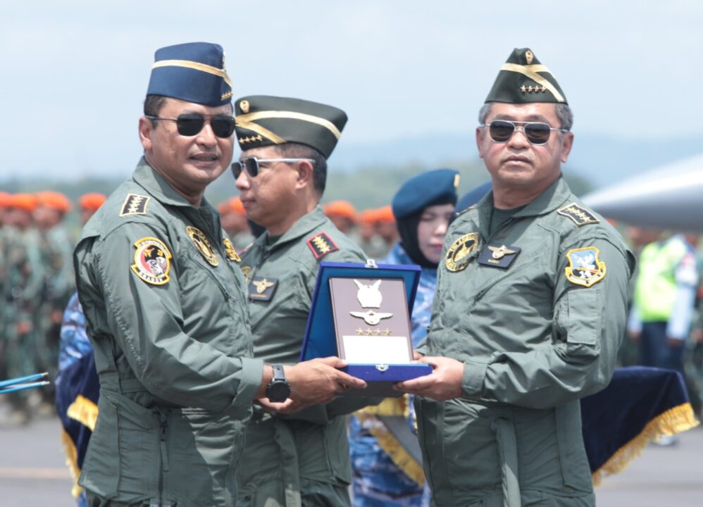 Kasad Dianugerahi Wing Kehormatan Penerbang Kelas 1 TNI AU