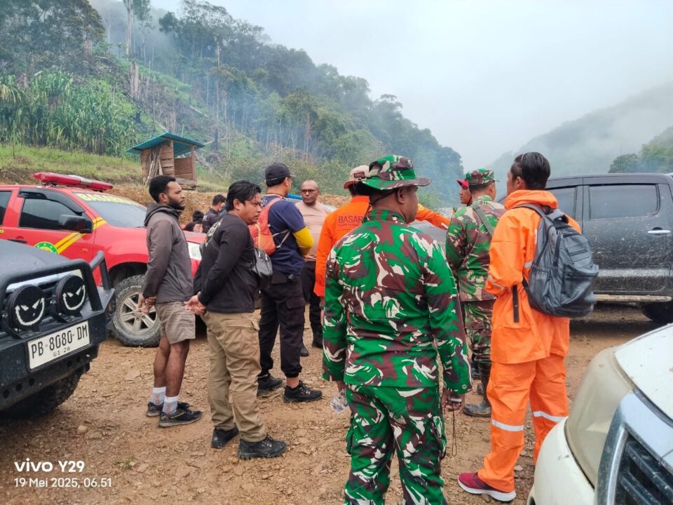 TNI AD Kerahkan Pasukan dan Peralatan, Bantu Korban Banjir Pegunungan Arfak