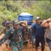 Babinsa dan Warga Seko Tandu Jenazah Pensiunan Guru Sejauh 30 Kilometer