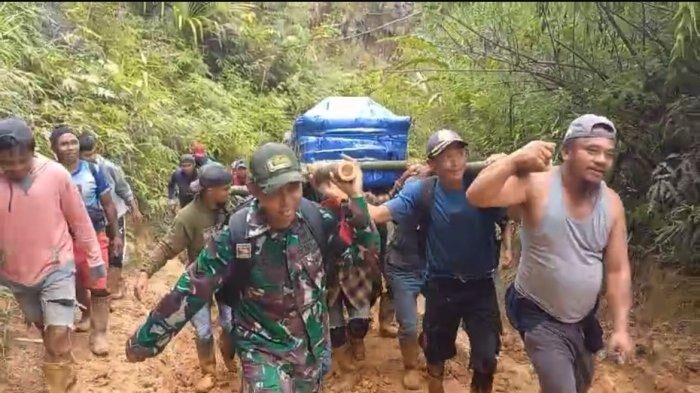 Babinsa dan Warga Seko Tandu Jenazah Pensiunan Guru Sejauh 30 Kilometer