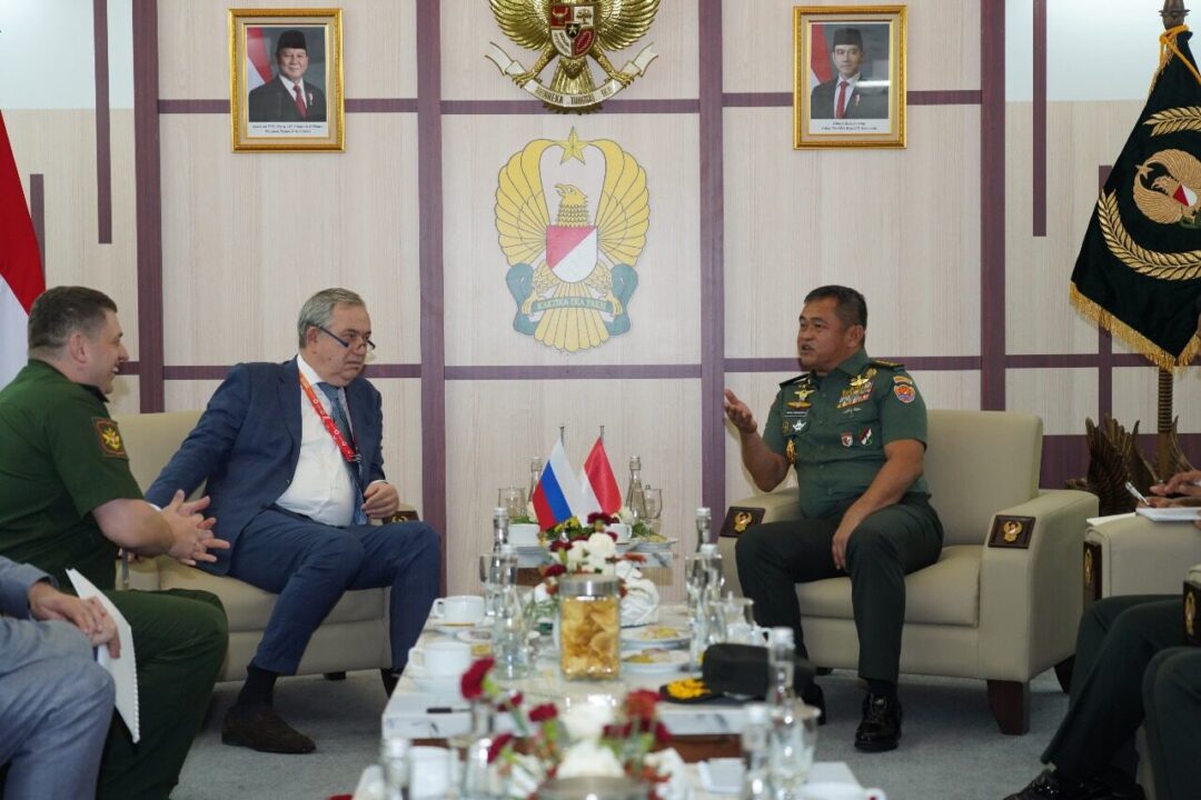 Perkuat Diplomasi Pertahanan, Kasad Gelar Pertemuan Strategis dengan Delegasi Negara Sahabat di Indo Defence 2025