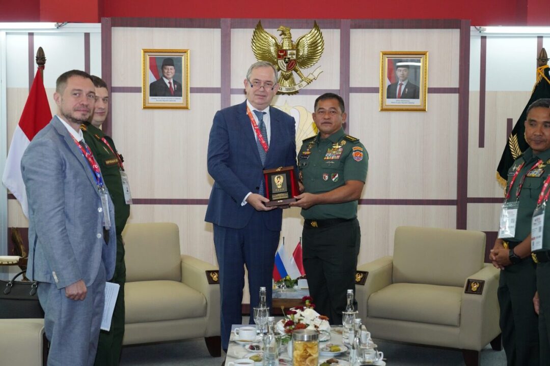 Perkuat Diplomasi Pertahanan, Kasad Gelar Pertemuan Strategis dengan Delegasi Negara Sahabat di Indo Defence 2025