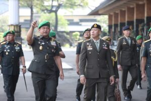 Perkuat Kerja Sama Pertahanan, Kasad Sambut Hangat Kunjungan Kehormatan Kasad Singapura