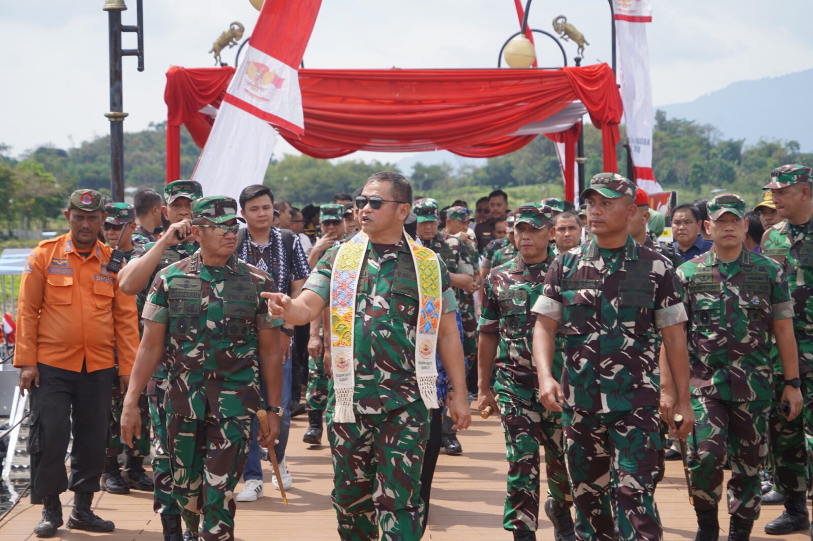 Dukung Pelestarian Lingkungan, Kasad Tinjau Pembersihan Danau Situ Bagendit