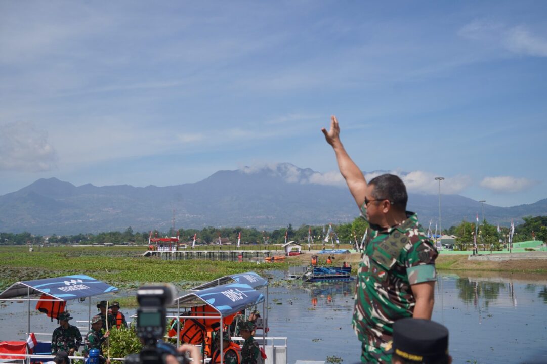Dukung Pelestarian Lingkungan, Kasad Tinjau Pembersihan Danau Situ Bagendit