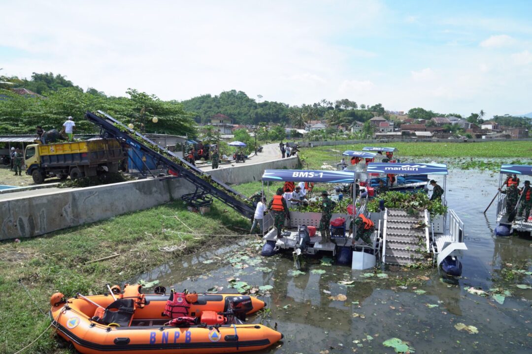 Dukung Pelestarian Lingkungan, Kasad Tinjau Pembersihan Danau Situ Bagendit