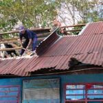Anggaran Bukan Penghalang: Babinsa dan Warga Gotong Royong Rehab Sekolah di Palampang