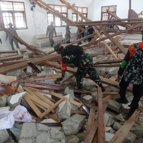 Pulihkan Aktivitas Warga, TNI AD Kerahkan Personel Bersihkan Puing Gempa Poso