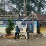 Anggaran Bukan Penghalang: Babinsa dan Warga Gotong Royong Rehab Sekolah di Palampang