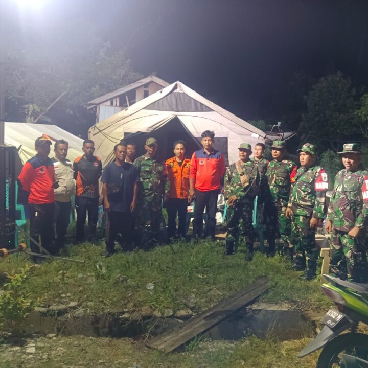Pulihkan Aktivitas Warga, TNI AD Kerahkan Personel Bersihkan Puing Gempa Poso