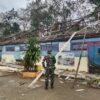 Anggaran Bukan Penghalang: Babinsa dan Warga Gotong Royong Rehab Sekolah di Palampang