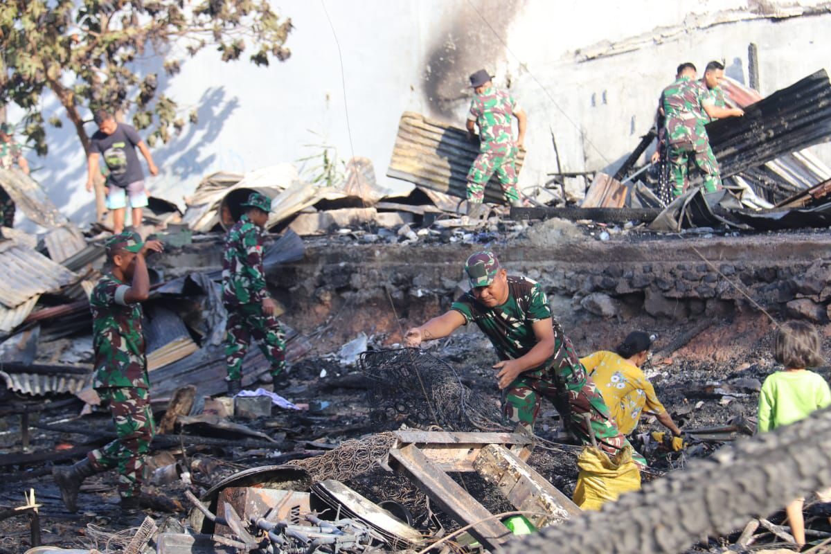 Peduli Korban Kebakaran, Kodim 1412/Kolaka Bergerak Cepat Bantu Warga
