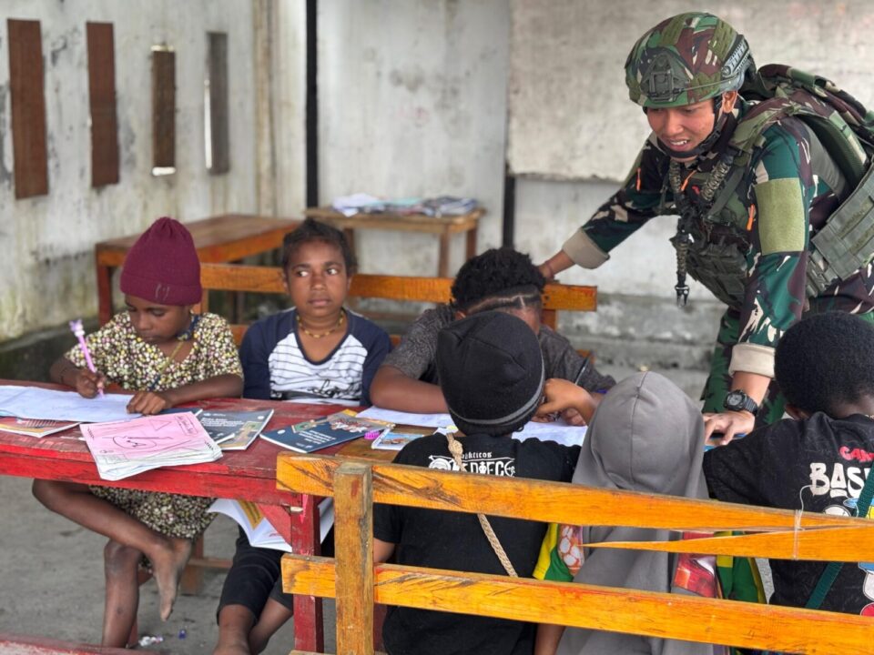 Peduli Pendidikan Anak Papua di Puncak Jaya, Satgas Yonif 743/PSY Gelar Kelas Belajar di Pos Satgas