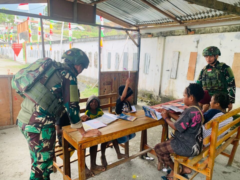 Peduli Pendidikan Anak Papua di Puncak Jaya, Satgas Yonif 743/PSY Gelar Kelas Belajar di Pos Satgas