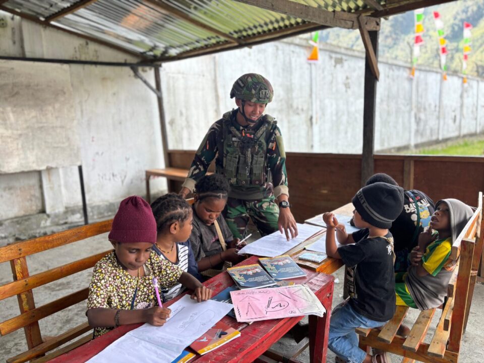 Peduli Pendidikan Anak Papua di Puncak Jaya, Satgas Yonif 743/PSY Gelar Kelas Belajar di Pos Satgas