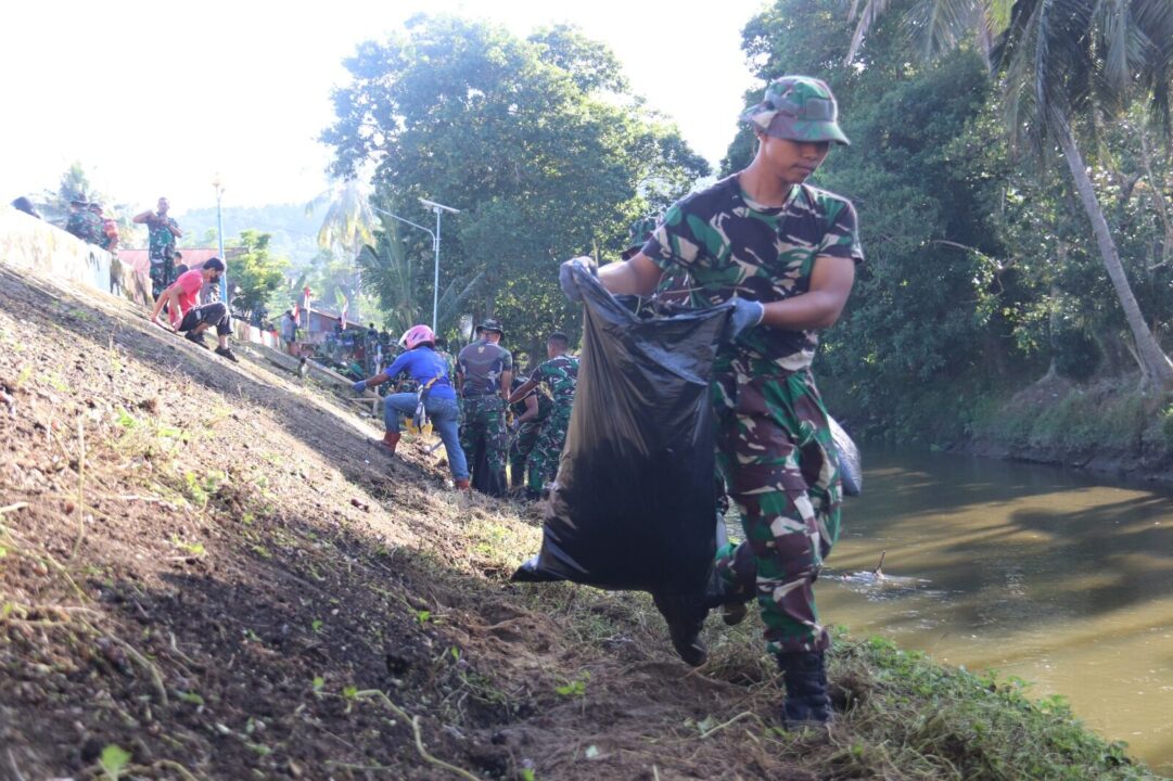 Kodim 1412/Kolaka dan Warga Bersatu Hati, Bersihkan Sungai Agar Alam Lestari