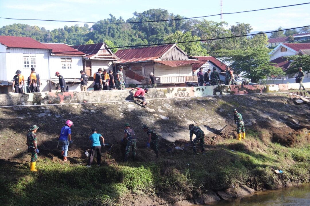 Kodim 1412/Kolaka dan Warga Bersatu Hati, Bersihkan Sungai Agar Alam Lestari