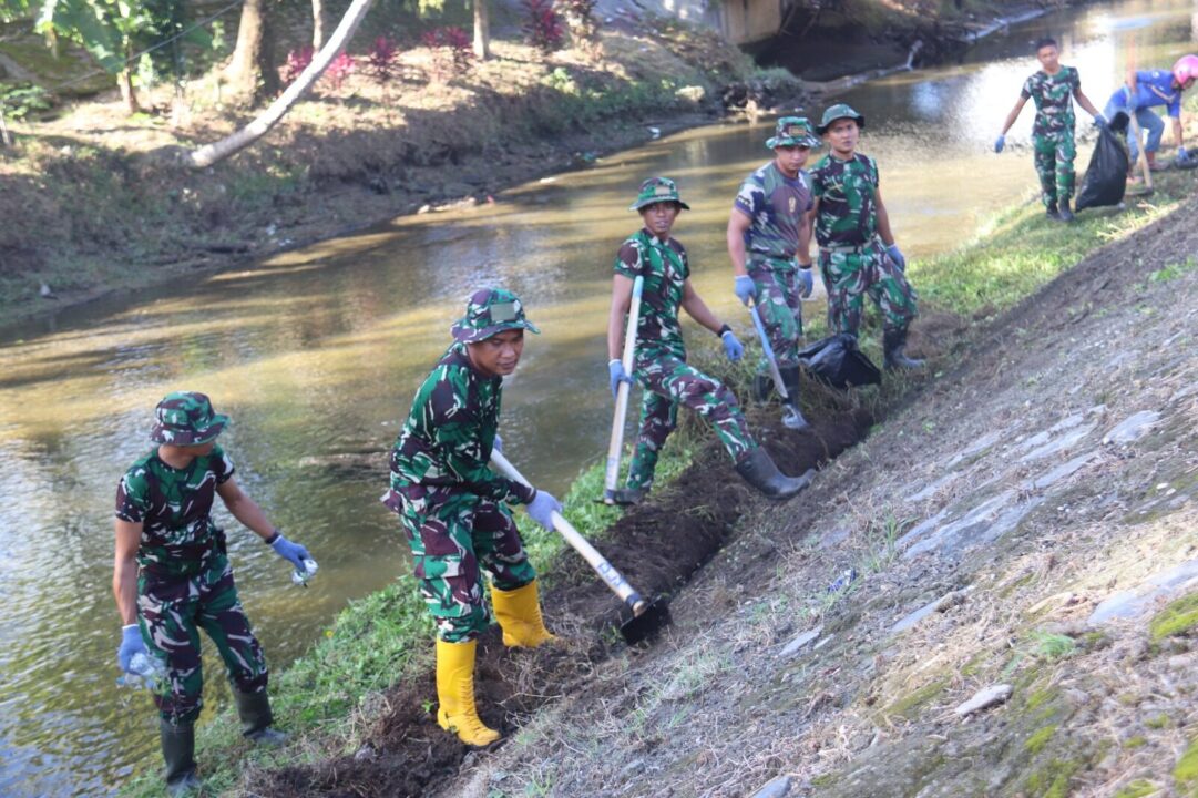 Kodim 1412/Kolaka dan Warga Bersatu Hati, Bersihkan Sungai Agar Alam Lestari