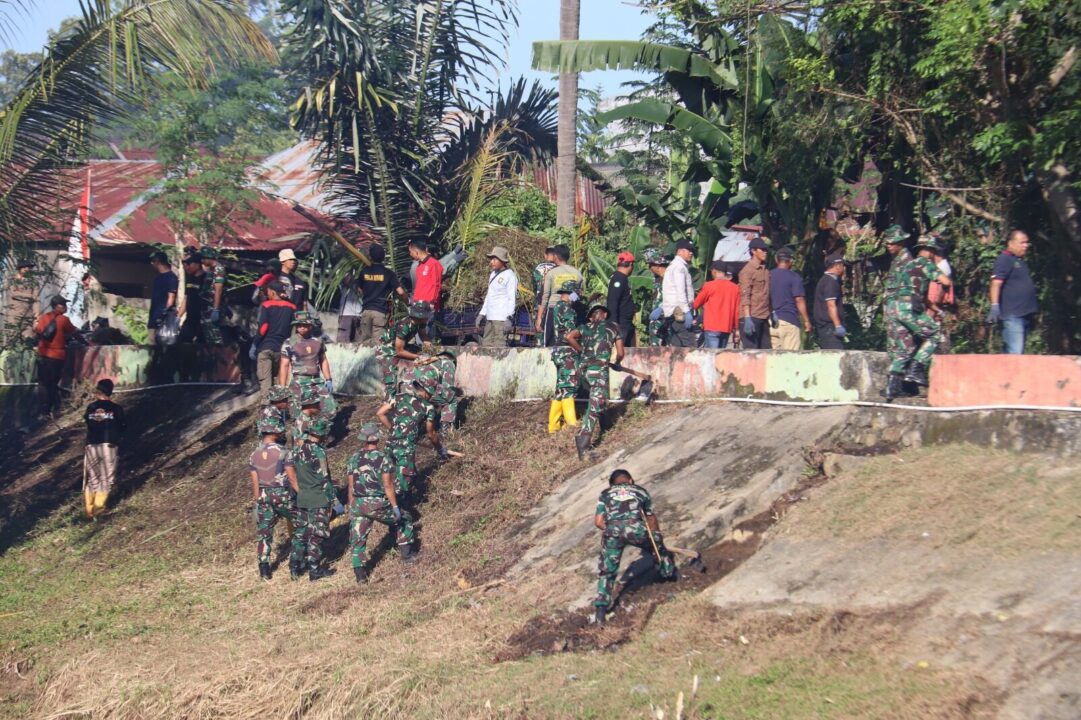 Kodim 1412/Kolaka dan Warga Bersatu Hati, Bersihkan Sungai Agar Alam Lestari