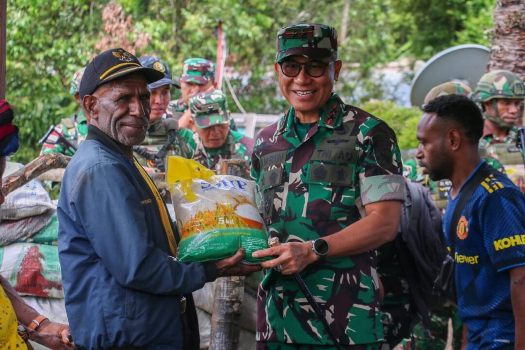 Kodam XVII/Cenderawasih berikan bantuan 1.000 Paket Beras Gratis untuk Masyarakat