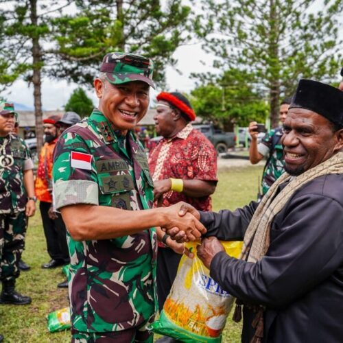 Kodam XVII/Cenderawasih berikan bantuan 1.000 Paket Beras Gratis untuk Masyarakat