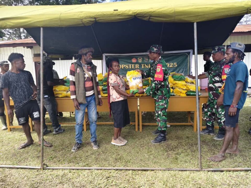 Kodam XVII/Cenderawasih berikan bantuan 1.000 Paket Beras Gratis untuk Masyarakat